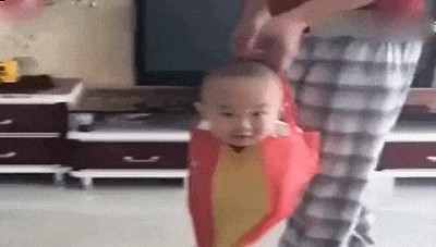 |搞笑GIF:漂亮的妹子都很有礼貌