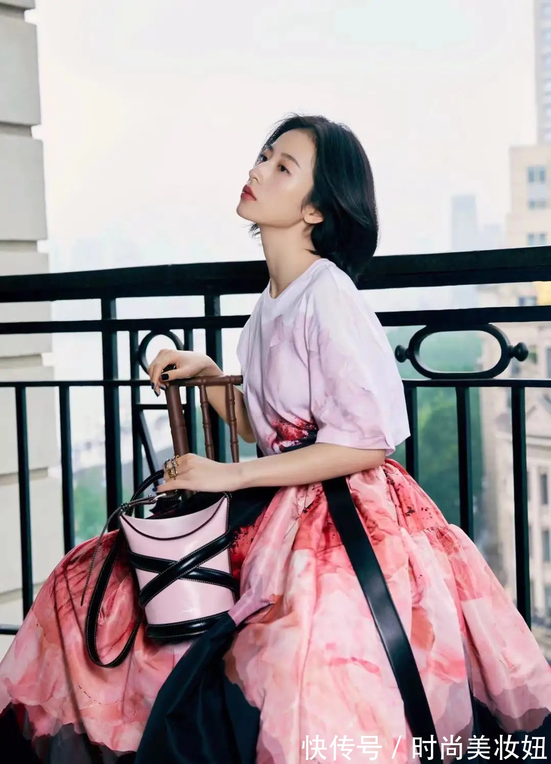 彩色|邓文迪“国际脸”真耐看,穿彩色荷叶连衣裙亮相,不俗反而很高级