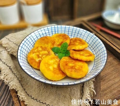 红薯别总煮着吃,加点糯米粉煎一煎,香甜又好吃