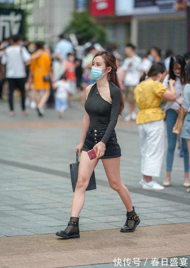 马丁靴|粉色围脖搭配黑色休闲裤,青春减龄,彰显时尚气质