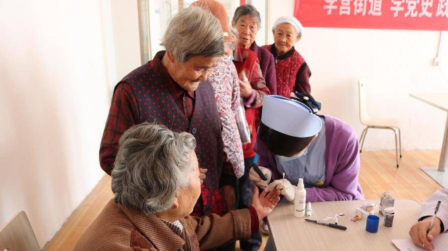 办实事|李营街道联合济宁老年血管病医院慈善义工团开展健康义诊活动