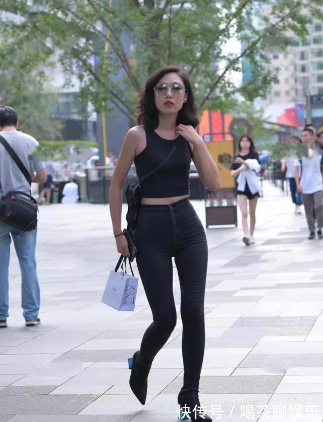 牛仔裤|黑色运动背心搭配黑色牛仔裤,时尚又通勤,潮流又精致!