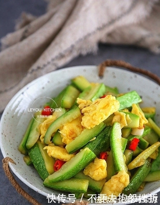好吃|炒一盘西葫芦出少半盘汤？掌握3点，入味好吃，还不易出汤