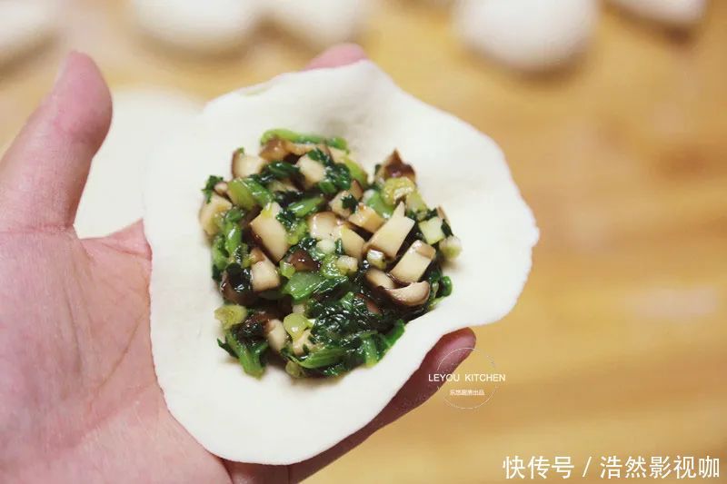  比肉|纯素馅大包子，鲜嫩多汁，比肉的还香，一次多蒸点，早餐也有了