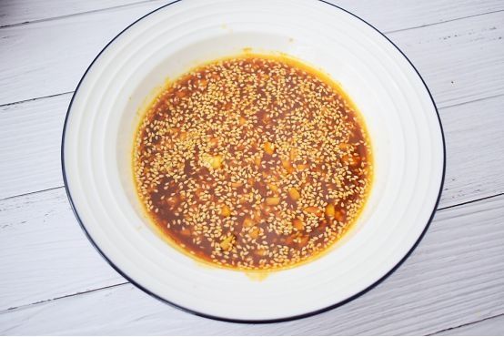 面条别再煮着吃了，配上拌好的辣椒油，不怕你不喜欢