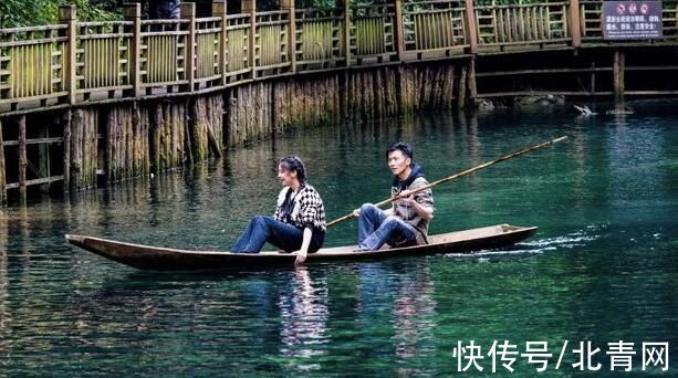 谢霆锋杨超越合体现身贵州荔波“农家兄妹”划木船悠闲惬意
