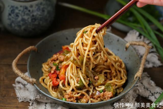 面条|茄子和面条才是绝配,饭菜一锅出,爽滑筋道又入味,不吃撑不罢休