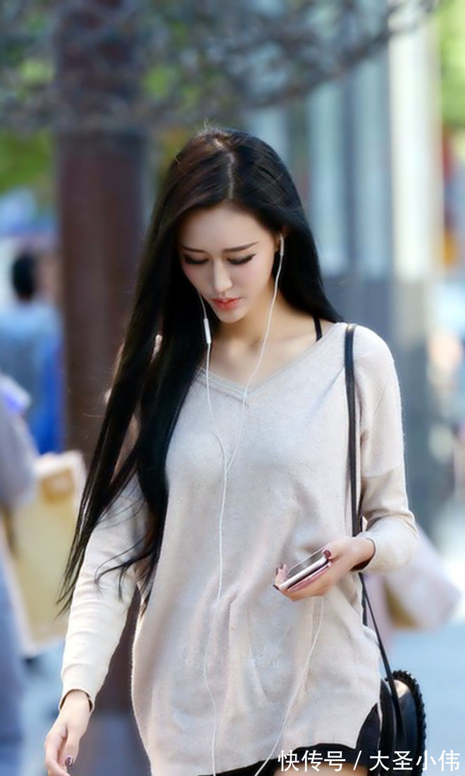 卡其色|美女街拍:卡其色的V领长袖T恤,这样打扮很休闲,但是秀出了高挑俏丽的身材