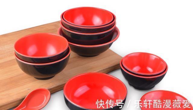 餐具|厨房里的“这4样”东西要少用,家里有的扔掉,一直都是家庭困扰