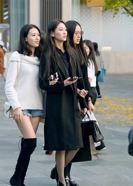 抹胸|街拍:飘逸长发的小美女,身穿黑色抹胸上衣,显得十分的优雅