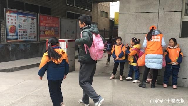 十堰小学生书包到底有多重？实地称过之后才知道……