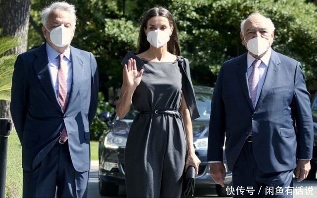 西班牙|西班牙王后消瘦了不少,穿灰色连衣裙气质却高贵,翘二郎腿也优雅