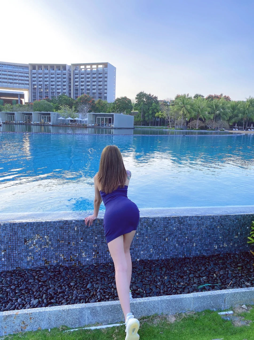 身材微胖的小姐姐，时尚穿搭宝蓝色挂脖紧身裙，显瘦显白更时髦