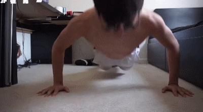 上半身|外国小哥每天做200个俯卧撑,1个月后会有什么变化?