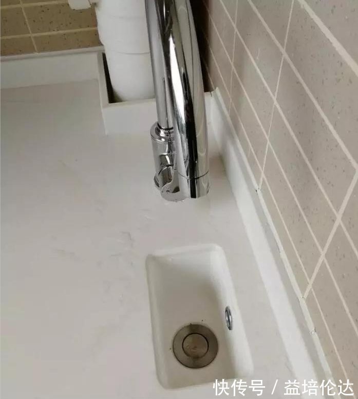 小姐姐|“画家会不会画人体,这都畸形了”哈哈哈哈胸骨严重前倾!!!!