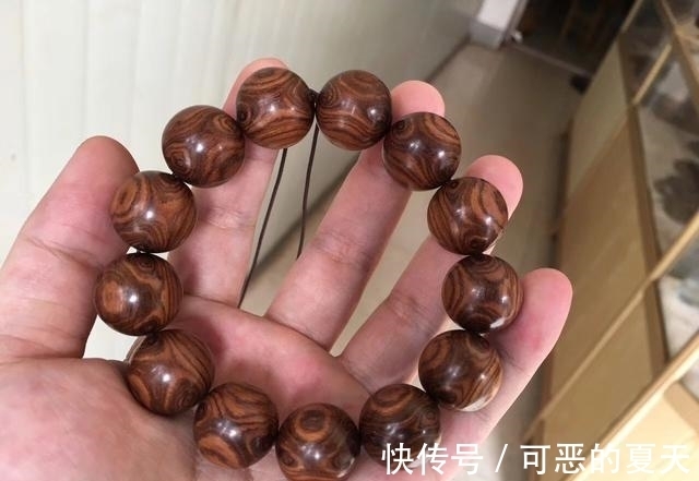 老家@老伯从老家带回半截木棍,一刀切开之后,惊喜不已