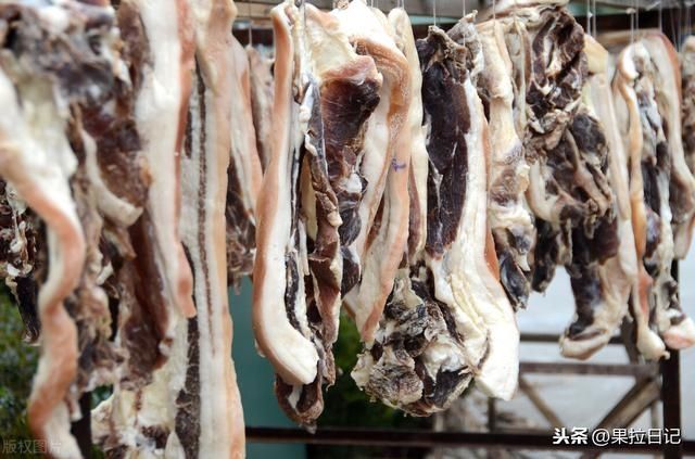 盐水|炒腊肉时,直接炒就太咸了!教你3招,腊肉好吃不腻,咸香适口