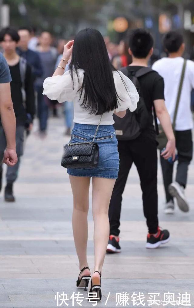 少女|真正懂时尚的女人,牛仔裙往往“碾压”短裤,时髦又不失少女感!