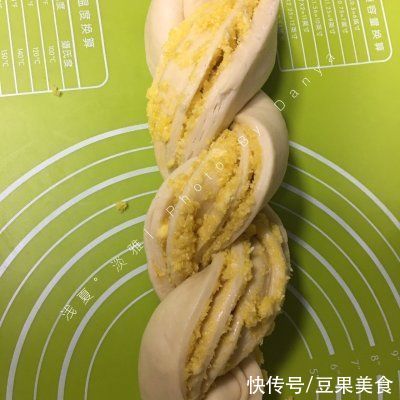 用这个技巧做#福气年夜菜#椰蓉吐司，味道好吃极了