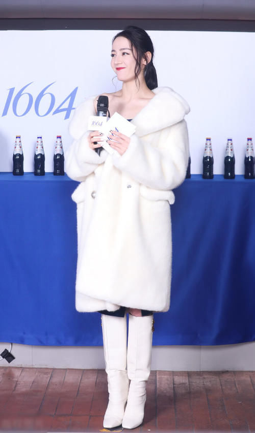 白色大衣真实用，可以优雅高贵，也可以帅气清爽，百搭又时髦