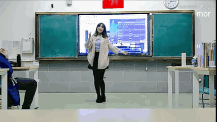 |搞笑GIF:姑娘,你又调皮了,大庭广众下吐舌头可不好!