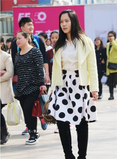 富有|街拍富有活力的小姐姐,唯美的穿搭很动人,凸显女神的魅力
