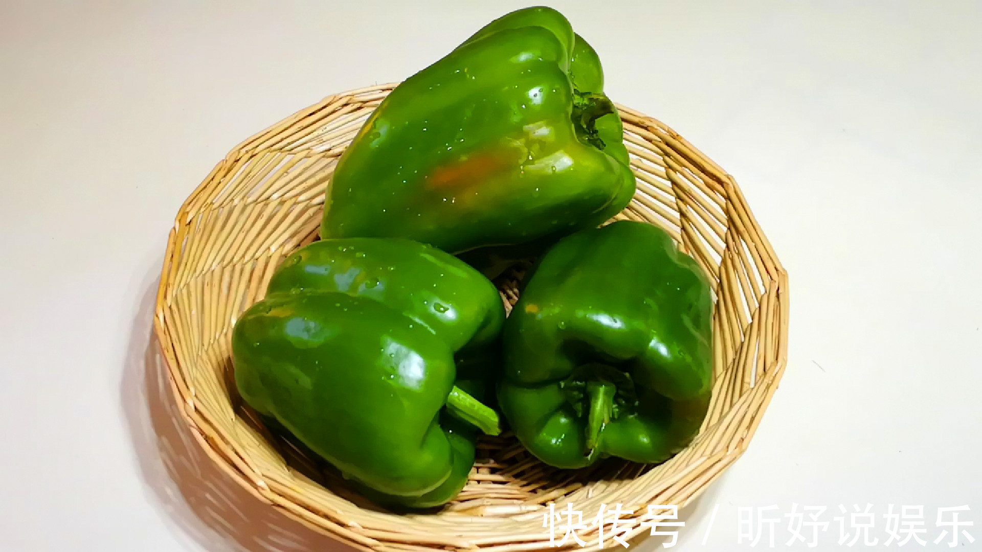 拌饺子馅时别只会加花椒水，学会这拌馅诀窍，饺子又鲜又香不油腻