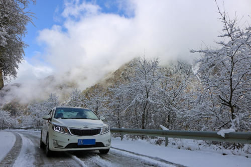 单人单车独闯夹金山 谁说两驱车不能挑战冰雪路