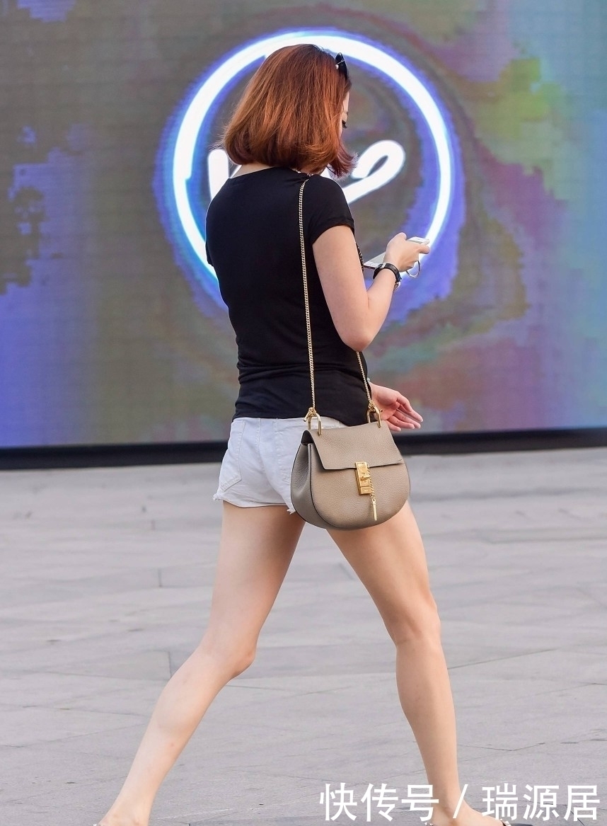 搭配|街拍美女香肩外露,搭配紧身牛仔裤,好身材一览无遗!