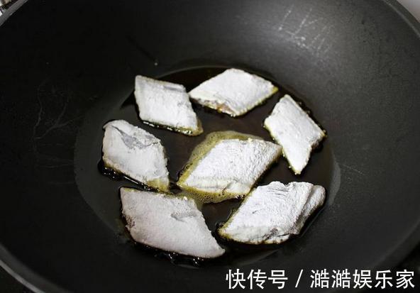 油煎带鱼用淀粉还是面粉想要外酥里嫩就用它，颜值高又香喷喷