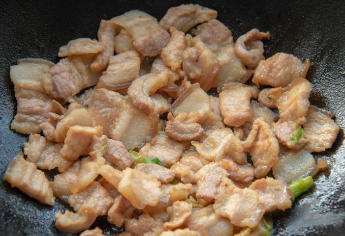 炒猪肉，直接下锅炒就外行了！大厨教你2招，肉香嫩软滑，不粘锅