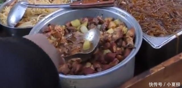 大爷桥底下卖“10元自助”15个菜随便吃,顾客吃肉吃到不好意思