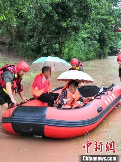 橡皮艇|四川达州强降雨致洪涝灾害：救援人员救出被困民众