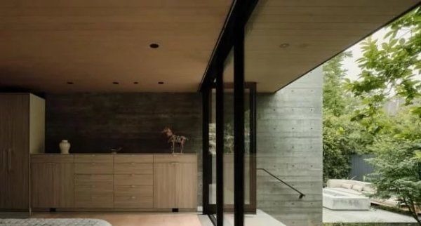 山林|不差钱的土豪,在山里建了座豪宅,鸟语花香,过上诗一般的生活