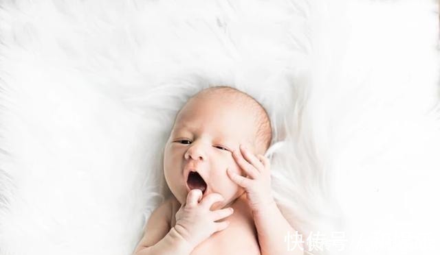 上有老下有小|奶奶带孙子吃酒席,结束后成全村笑料,隔代育儿的这些痛谁知道