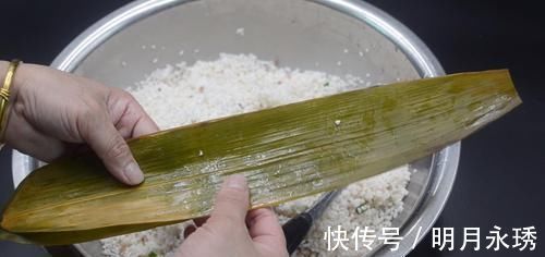 不会包粽子?小伙慢动作讲解,一卷一捏一盖,手法简单,一看就会