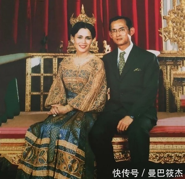 整容|25年前英女王出访泰国,诗丽吉满身珠翠好耀眼,整容脸还是输了