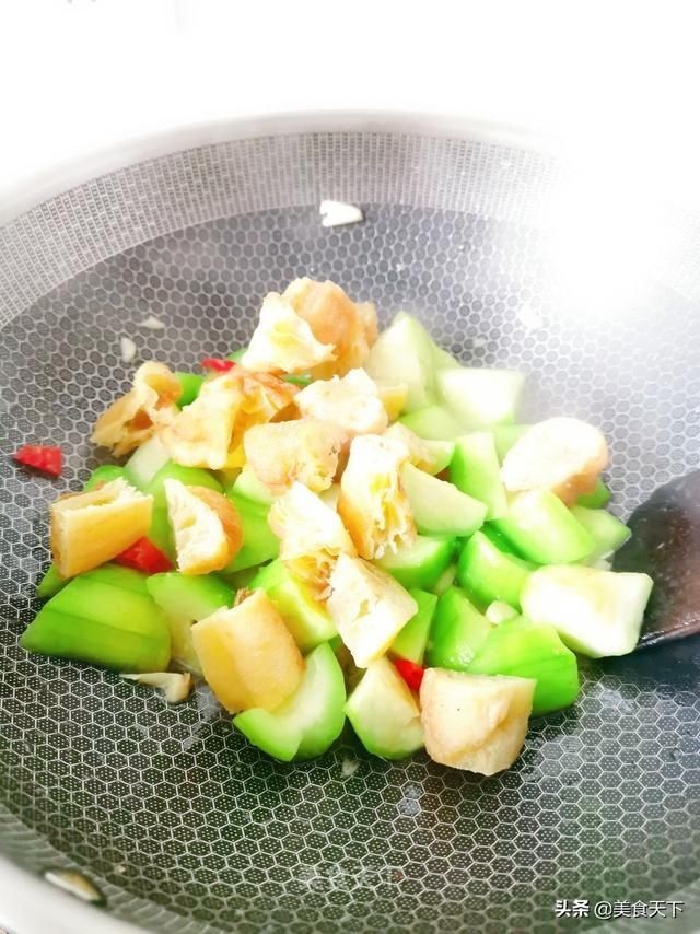 吃了30年丝瓜，这种做法最营养！只要5分钟，鲜味十足可口下饭