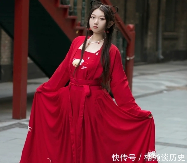 那些审美走偏的汉服,网友无力吐槽:仿佛穿越回了70年代