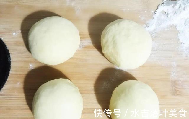 自己在家做面包，加核桃、腰果、芝麻、葡萄干、大枣等，营养十足！