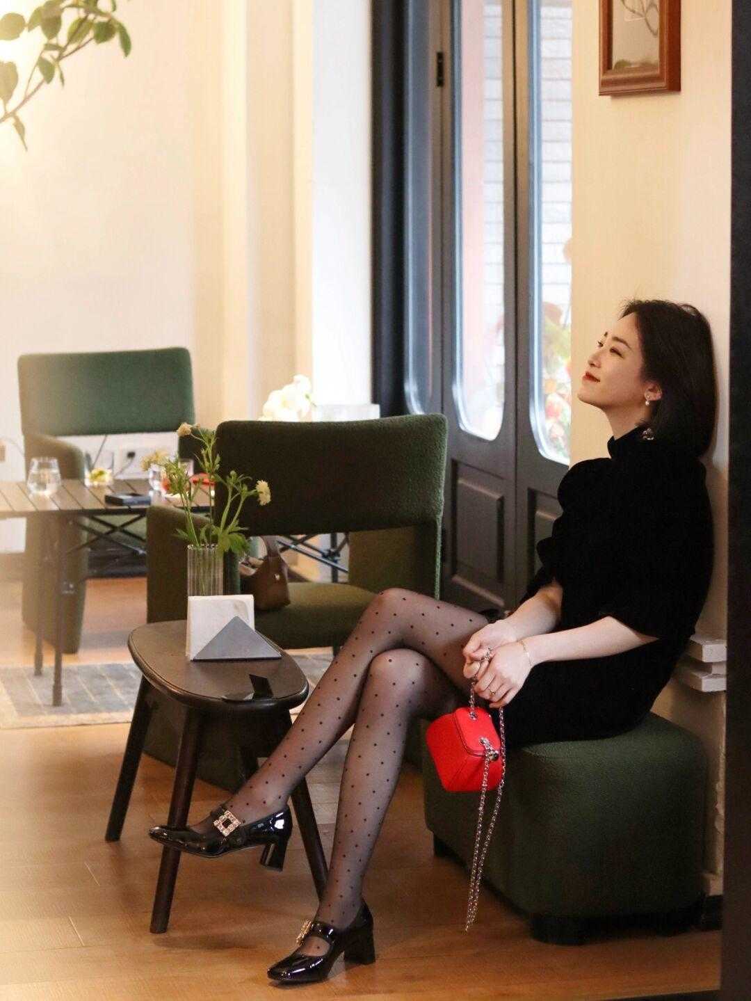 穿衣|轻熟黑丝搭什么鞋子最好看?码住这“四款”可以美上加美