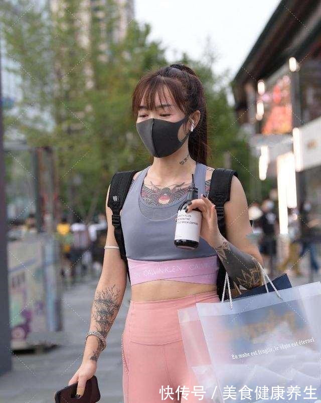 打底裤 灰色运动背心搭配粉色打底裤,体现精致的女人味,营造完美的比例!