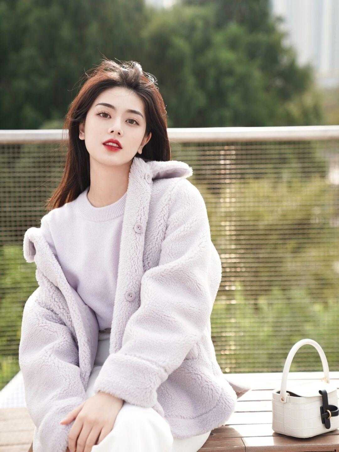 外套|穿外套不一定非要配裤子,时髦精都爱搭配半身裙,显瘦又时髦