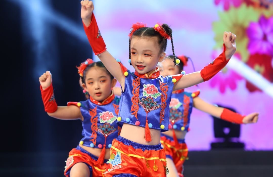 医生|学舞蹈对娃身体伤害多大?医生从专业角度分析:不会轻易让孩子学