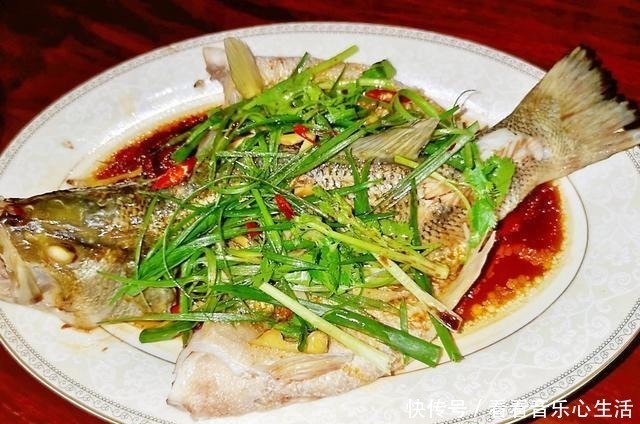 蒸鲈鱼时,不要抹盐和料酒,教你正确做法,鱼肉鲜嫩无腥味