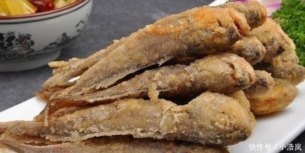炸鱼时，有人用淀粉，有人用面粉，大厨都不对这才是正确做法