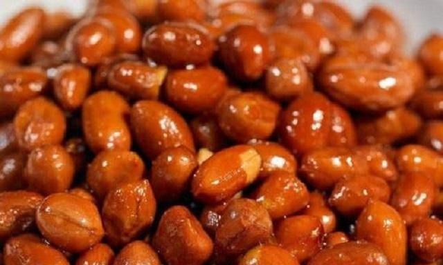 炒花生米,先倒油就错了!多加1步,花生米更酥脆,放1周都不回潮