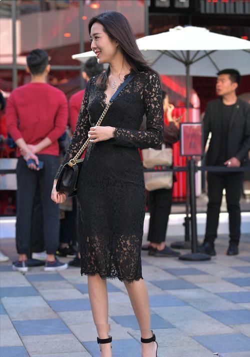 身材高挑 紧身肚脐的吊带装,搭配一件青色的打底裤,显得时尚又有活力