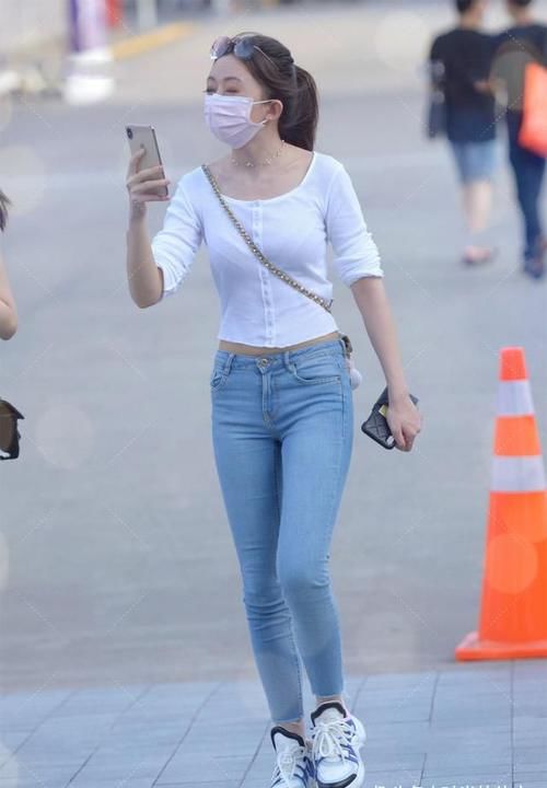 女生 爱穿牛仔裤的女生,上衣要选时髦显身材的,造型回头率爆表