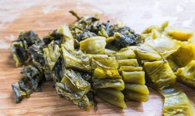 做酸菜鱼时，有人用淀粉，有人用蛋液大厨教你正确做法，太香了